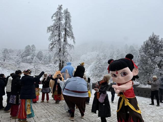 陇南，在冰瀑与雪野之间。