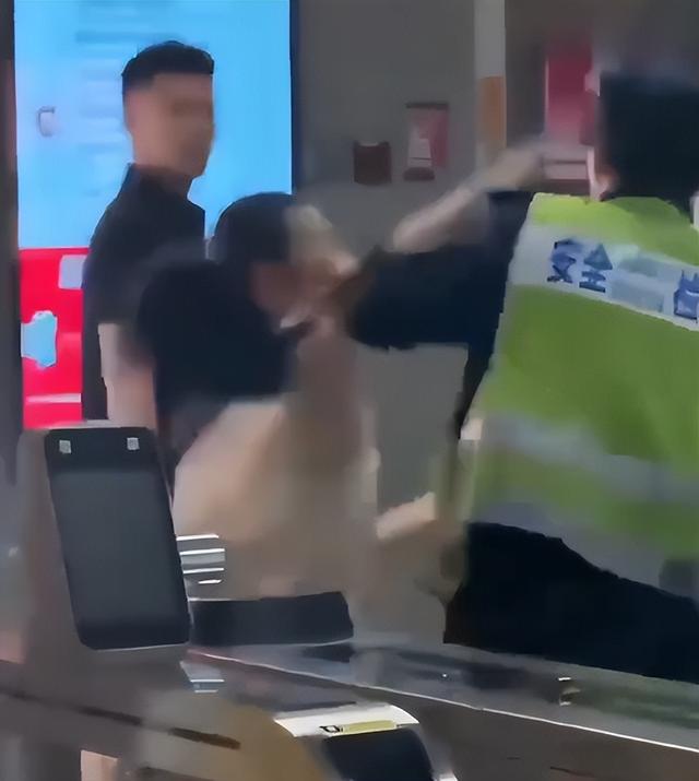 地铁女子打人被拘后续！女子面容曝光，警方回应，知情人透露原因
