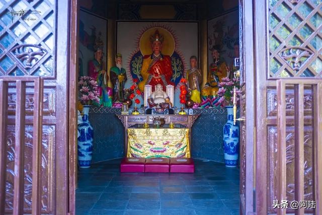 探秘云南省常住出家众最多的净土女众道场,在塔顶还偶遇主持诵经