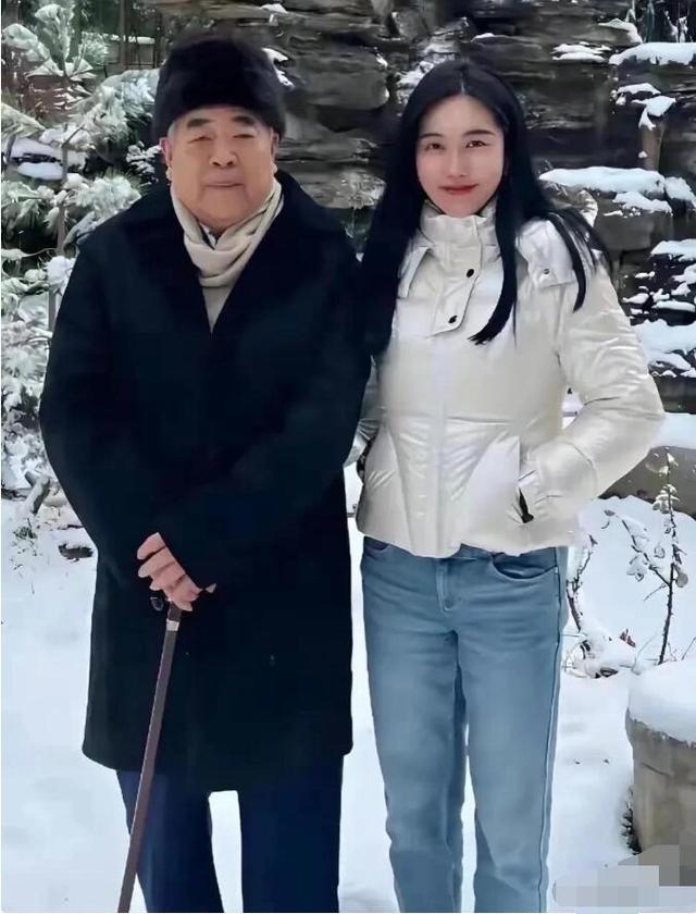 87岁范曾娇妻身份被扒，多张性感工作照流出，难怪他会把持不住