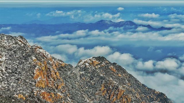 雪峰刺破苍穹 云海托举世界