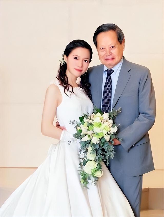 杨光宇赴八宝山送别父亲杨振宁！父亲走了，他仍会把翁帆当亲人