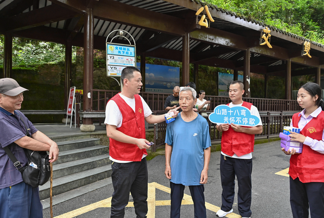 公交“清凉守护”再升级 贴心服务护航游客出行