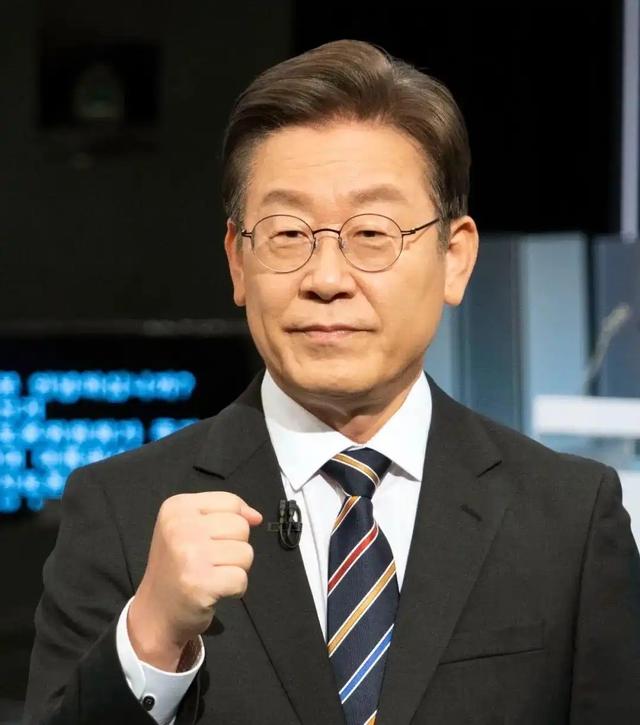 事态升级！解放军对日改口，中方7字定性高市，日本搬出皇后求和