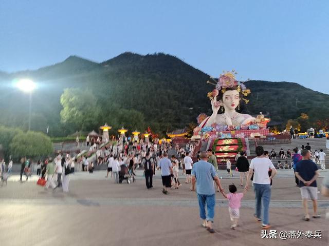 华清宫外的夜色，是文旅的尴尬，居民的闲娱，游客的懵逼