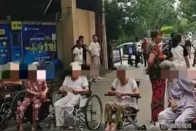河南五个老太婆坐轮椅堵大门，拦婚车索要红包，警察都管不了？图片