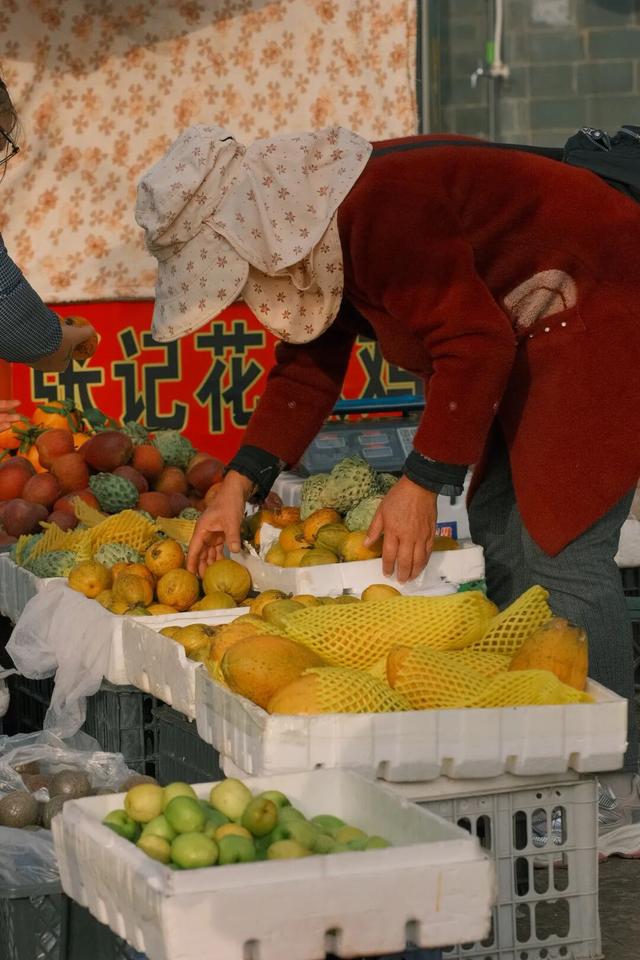 喝井水，烤豆腐，云南这座活着的千年古城，和杭州同名