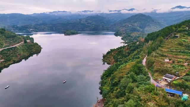 云阳养鹿镇:一江碧水,两岸春秋