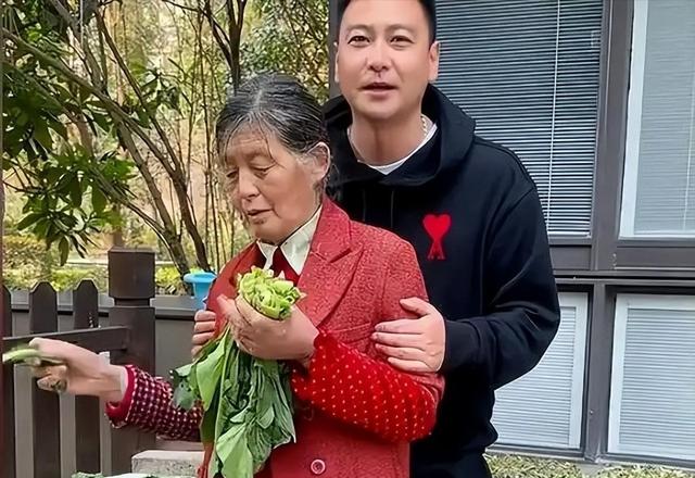 演员李飞接不到戏	，"落魄"到陪母亲摆摊卖鱼，背后的真相太现实