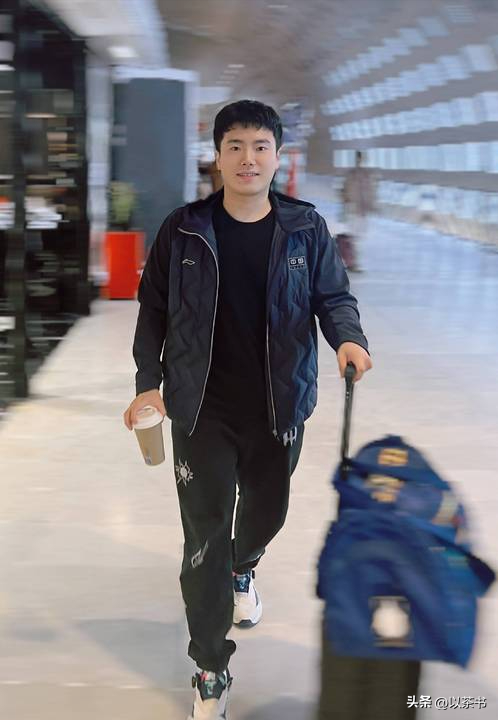 梁靖崑儿子太争气！子承父业获男单冠军奖状拿到手软，他亲自颁奖