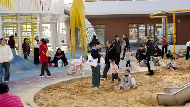 白天能量满满，晚上赛博朋克！射洪这个地方不得了