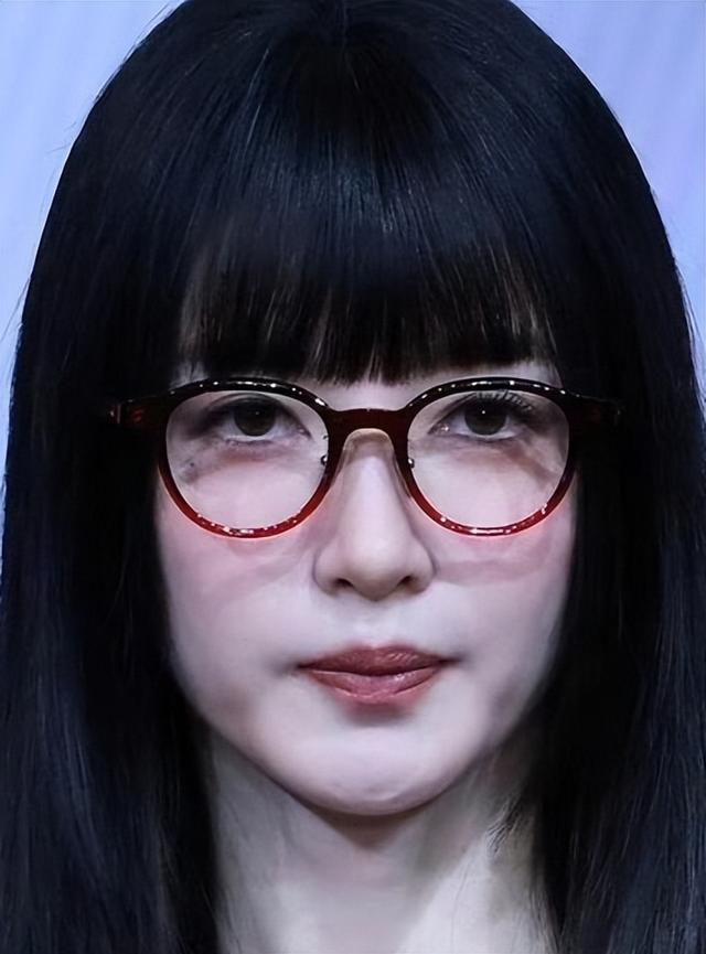 比整容还离谱！39岁江疏影现身活动，脸僵似硅胶，造型丑到认不出