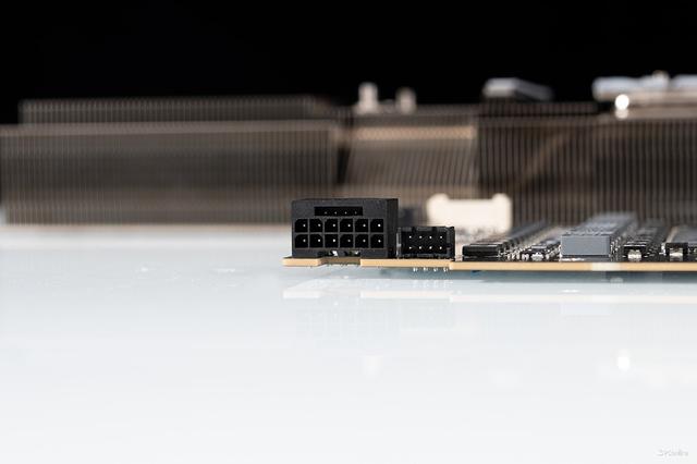 iGame RTX 5090 D v2火神显卡评测：凌厉方正硬汉！性能依旧能打！