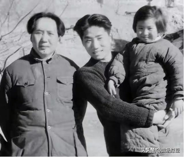 毛主席一家四口合影，四人脸上全是笑意，李讷紧挨毛主席