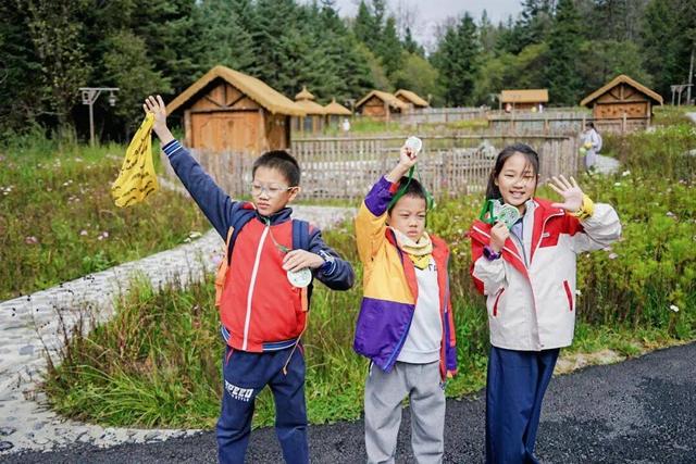 彩林逢初雪！毕棚沟2025“花样遛娃”徒步活动收获满满！