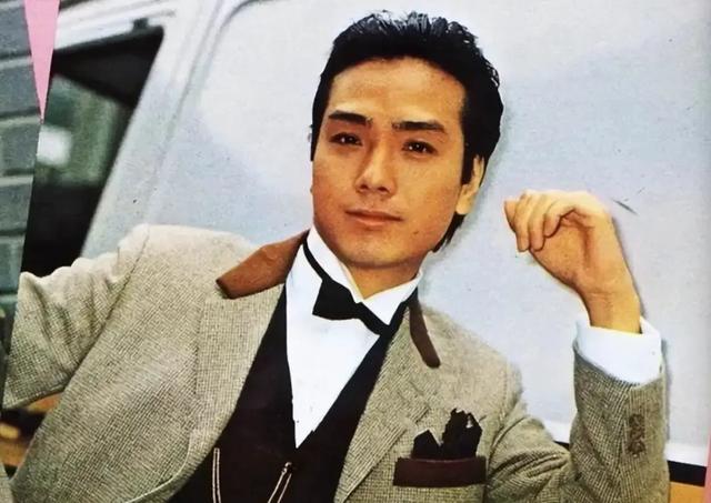 刘晓庆73岁前任罕露脸，头发花白仍玉树临风，两人分手后至今未婚