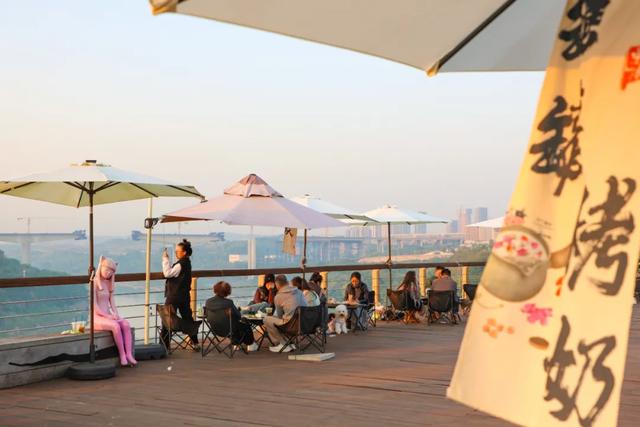 重庆江边烟火气,藏在悦来这条街区