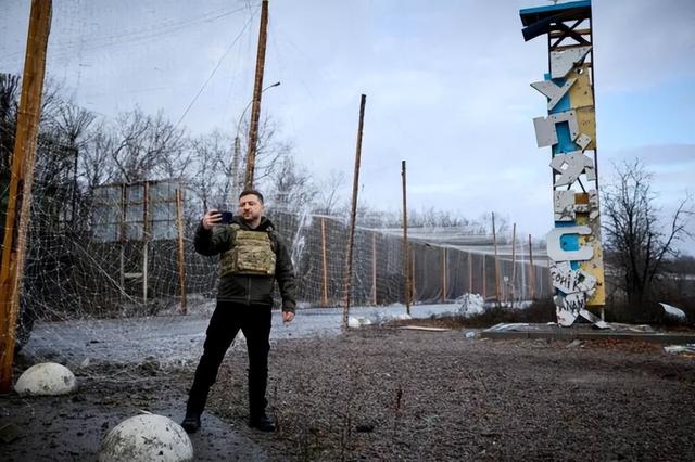 普京带头“半场开香槟”，被泽连斯基打了个措手不及