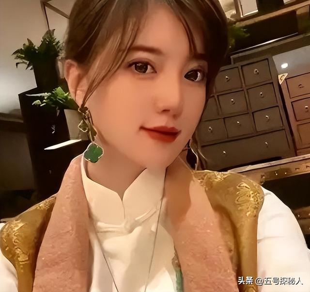 她是隐藏最深的富婆，童颜巨乳躺赚上亿	，21岁打败王菲却主动过气
