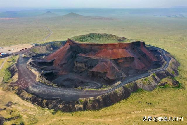 铲子下的“火山财富梦”：乌兰哈达寻宝背后的经济冲动与生态代价