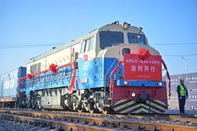 山西长治首趟中欧班列启程 165辆国产汽车直达莫斯科图片