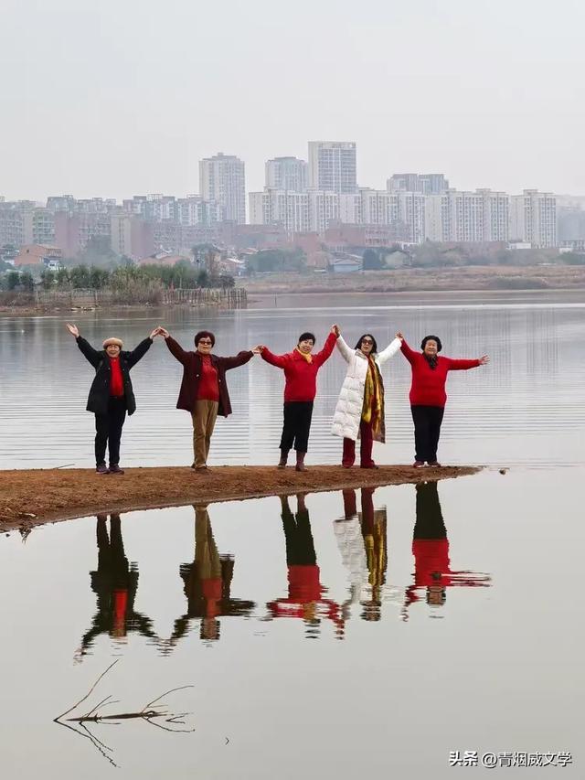 盘龙悠远银杏黄 水中学友情谊长