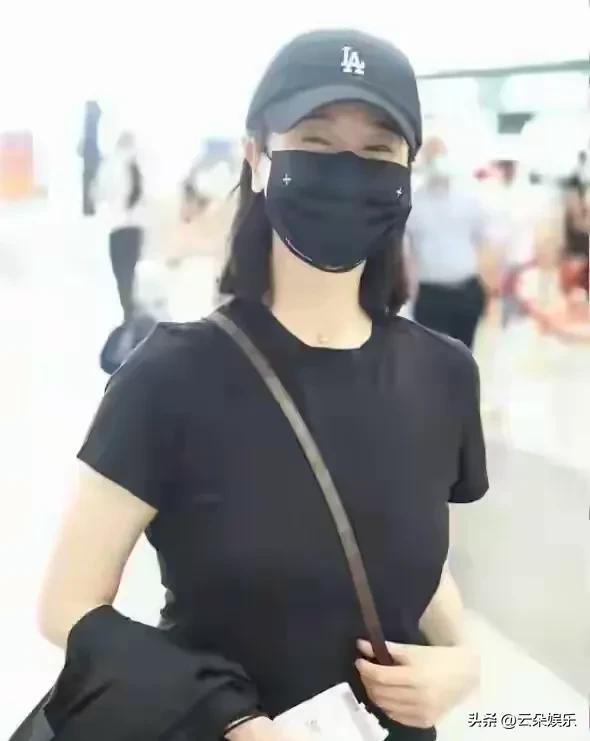 明明胸那么大，还这样背包，真是不怕惹眼！