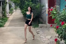 山东一农村女子打扮时尚，因穿着前卫被村民议论，无人敢向她提亲图片