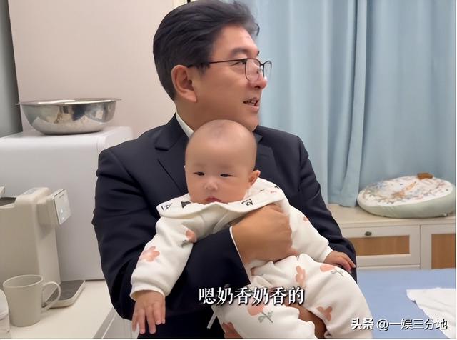 水均益跑泉州给女儿带娃，和前妻罕见同框，主动搭话对方却不理他