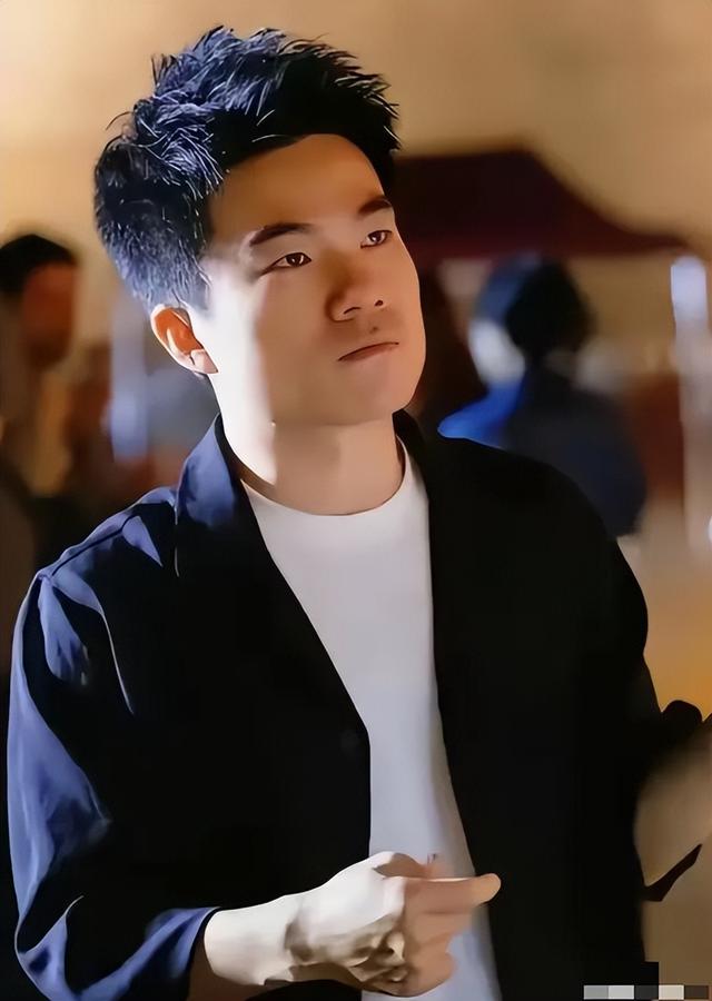 官媒发文，高调官宣32岁董宇辉喜讯，全网恭喜，终于等到这一天