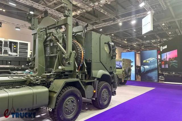 8×8驱动+防弹驾驶室，性能超强悍！实拍沃尔沃FMX军用越野重卡