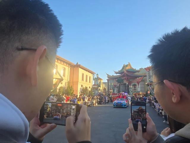 【我们的环球嘉年华】当花车巡游遇上逆行英雄！北京环球度假区上演最“燃”消防宣传