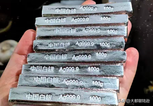 涨幅是黄金的两倍	，白银涨疯了！但为什么我会劝你谨慎观望？