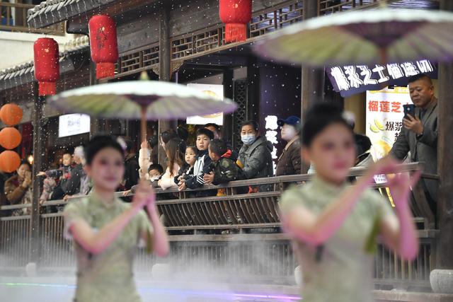 把水乡古镇“搬进”商圈！江南水街开街迎客 打开消费增长新空间