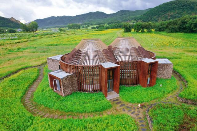 木兰围场有一处星空图书馆，获得国际建筑大奖，由吴彦祖亲手建造