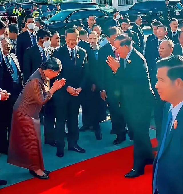 洪玛奈今年48岁，却已满头白发，他是洪森的代言人