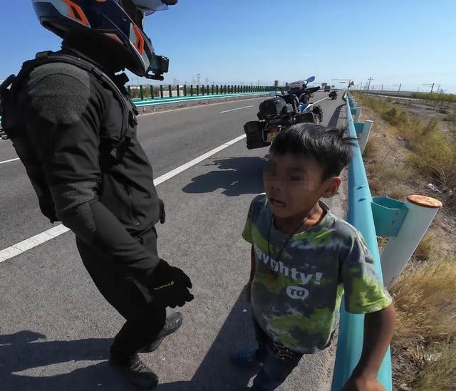 亲爹把儿子扔新疆国道上，妈妈烈日徒步1.5公里寻找，后续更寒心
