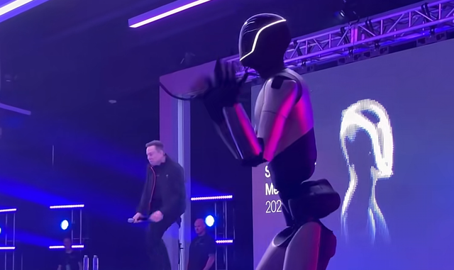 马斯克机器人为何一片叫好	，小鹏机器人表现完美，却逼得剪腿自证