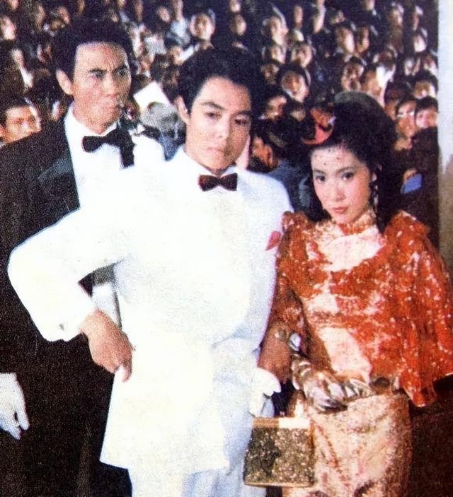 天道好轮回！68岁双腿包扎瘫在轮椅的张铁林，已然活成了“笑话”