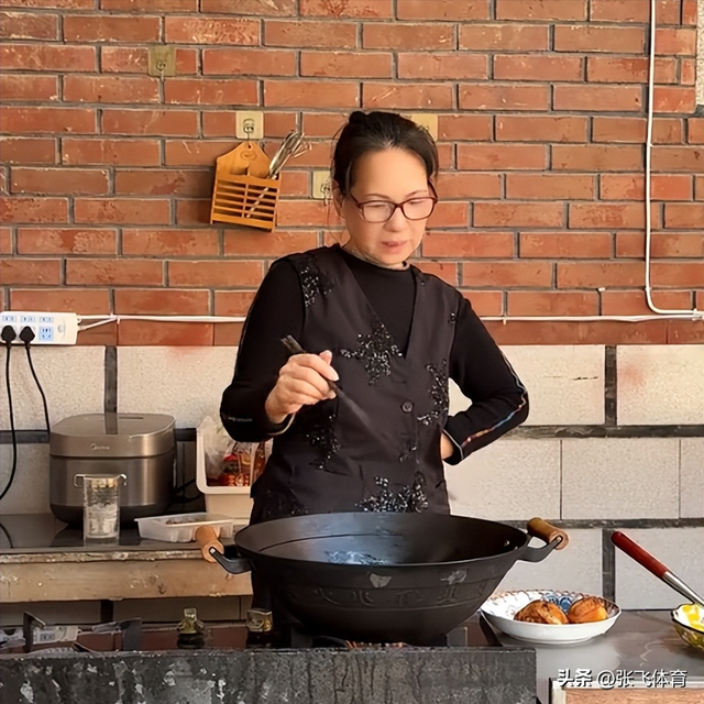 赖昌星妻子曾明娜现状，独居3000平老宅，做饭弄花草活成人生赢家