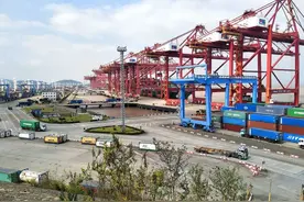 北仑港集装箱望不到头！网友爆做外贸的今年年终奖翻倍，最少4万图片