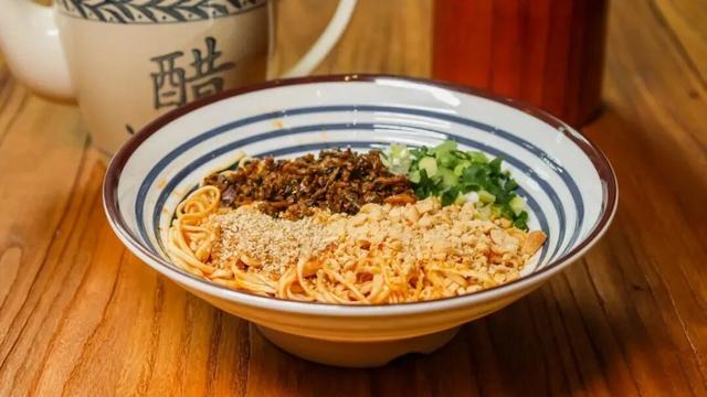 宜宾冠英古街秋假遛娃指南：非遗扎染、燃面研学、江边喂鱼，一站式玩透！