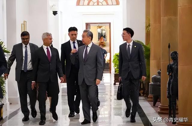 见完莫迪一面后，中方专机并未飞回北京，立马改道去了巴基斯坦