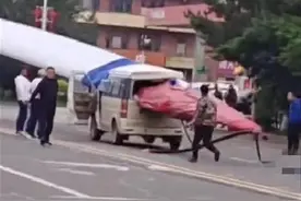 黑龙江铁力一面包车被风电机叶片刺穿，知情人：车上载有7人图片