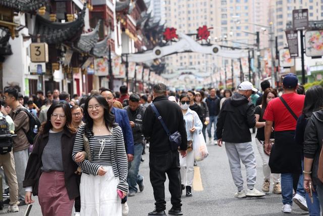 文旅产业严重过剩，复制粘贴的古镇还能骗我们多久？