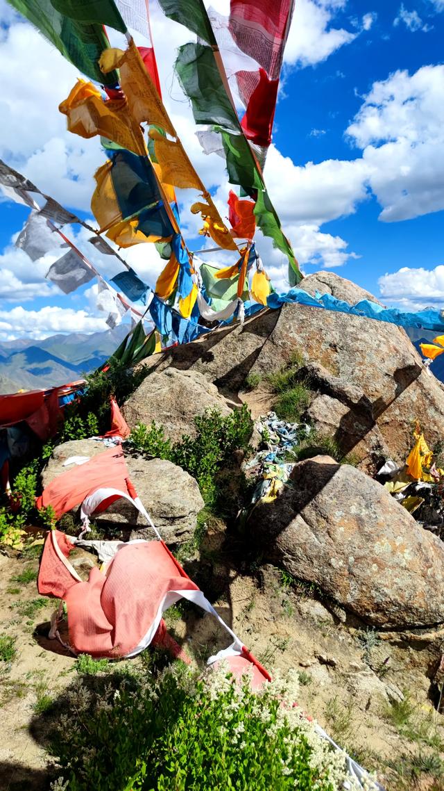 两登拉萨色拉寺后山，上升600米，山顶海拔4200米，经幡飘扬