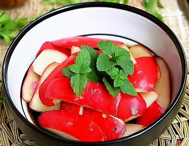 下班挤地铁，饿得前胸贴后背，却刷到外卖软件里一份凉拌金针菇