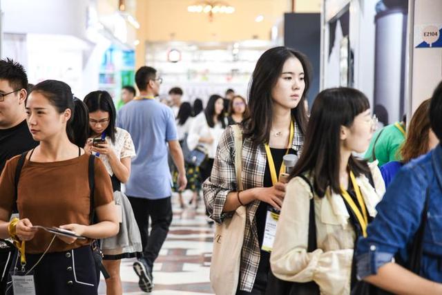 从寺庙到商场，年轻人为啥扎堆拜财神？购物中心的流量焦虑藏不住