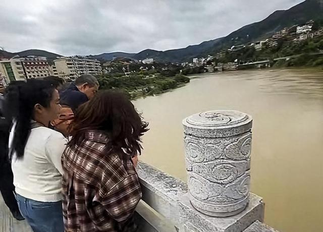 新郎跳河后续：同学发声悼念，知情人曝 丈母娘在村里出了名的强势
