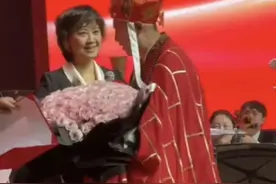 笑死了，72岁朱琳和少女一样害羞！看到御弟哥哥，眼都不舍得离开图片